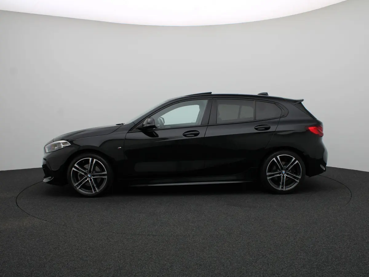 5-deurs 118i Executive | M Sportpakket | Audio Media Pack | Parking Pack | Safety Pack | Panoramadak | Active Cruise Control | DAB | HiFi | 18''