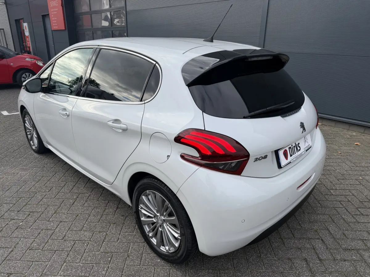 110pk Allure (Automatische Airco - Navigatie - Apple Carplay - Parkersensoren - Lichtmetalen velgen)
