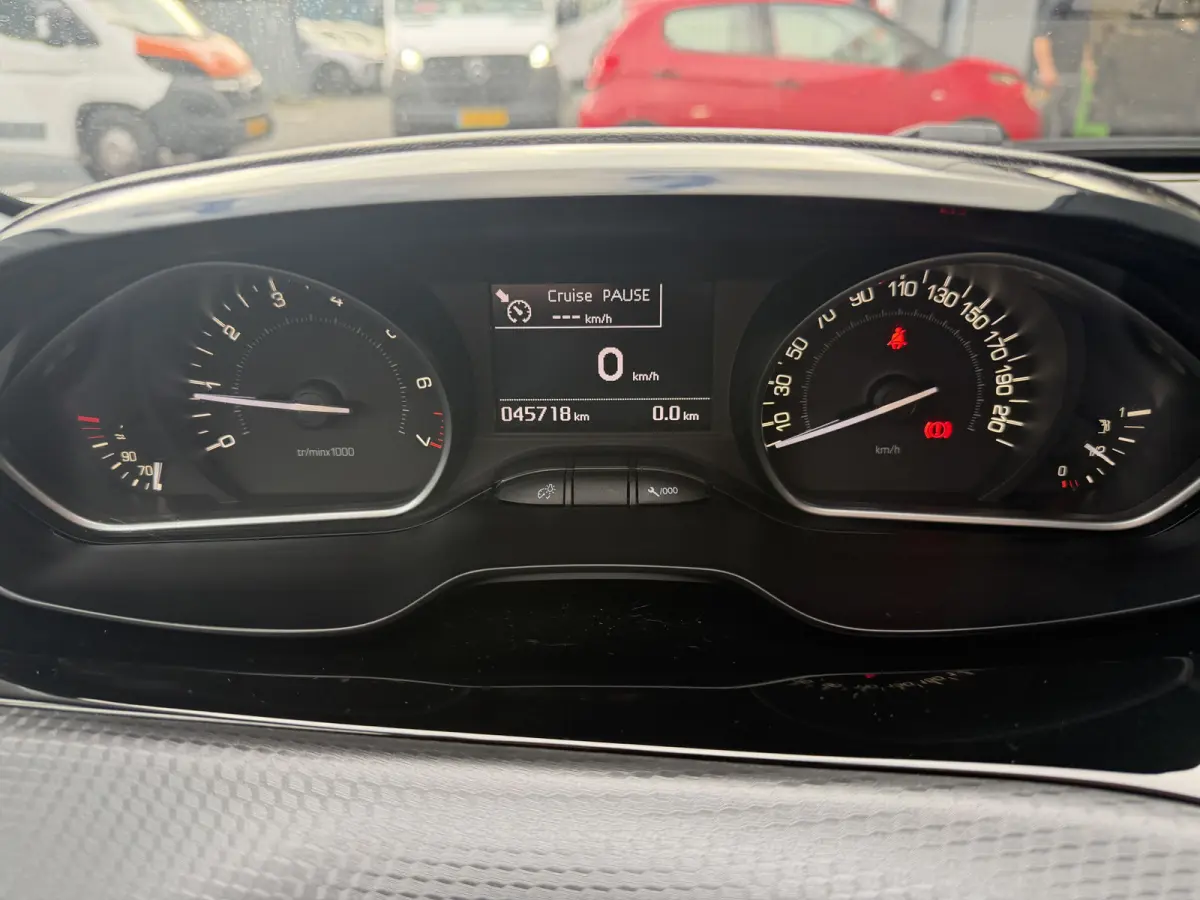 110pk Allure (Automatische Airco - Navigatie - Apple Carplay - Parkersensoren - Lichtmetalen velgen)