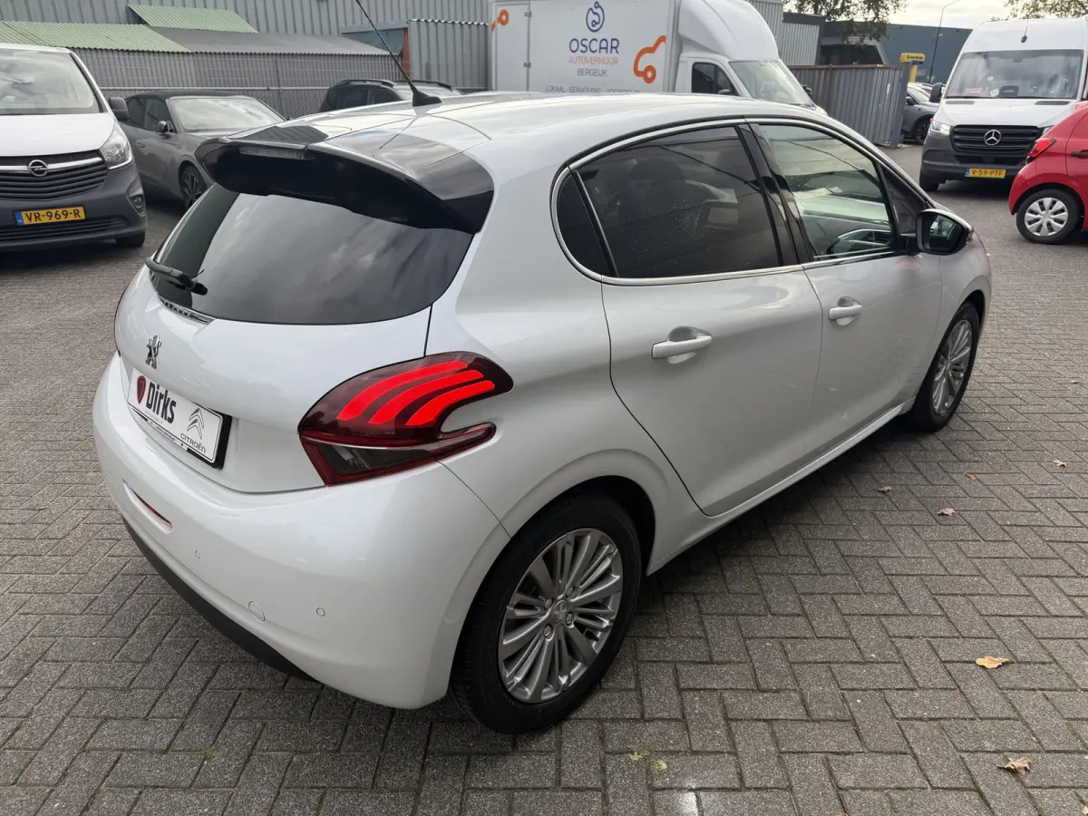 110pk Allure (Automatische Airco - Navigatie - Apple Carplay - Parkersensoren - Lichtmetalen velgen)