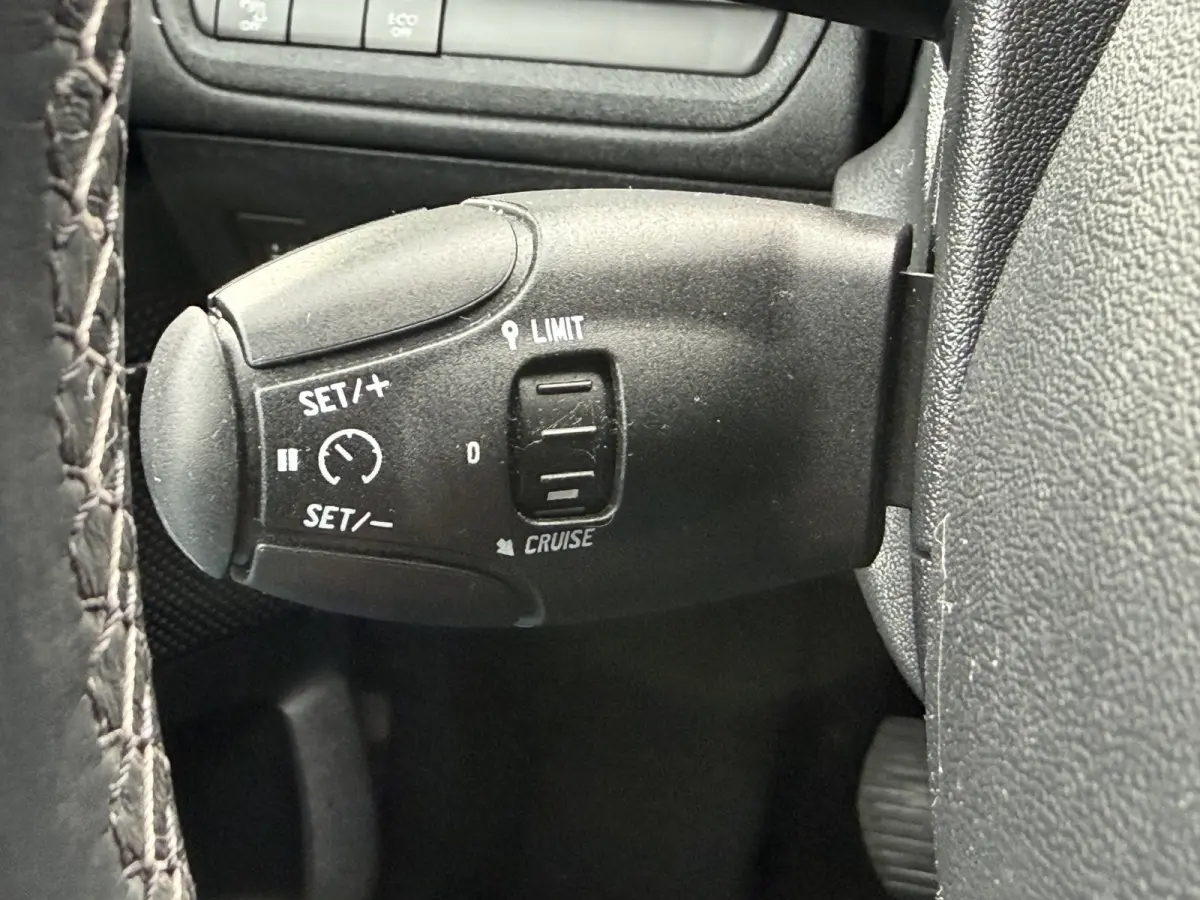 110pk Allure (Automatische Airco - Navigatie - Apple Carplay - Parkersensoren - Lichtmetalen velgen)