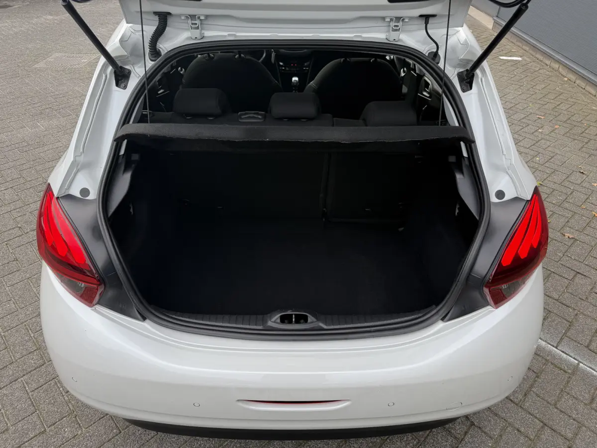 110pk Allure (Automatische Airco - Navigatie - Apple Carplay - Parkersensoren - Lichtmetalen velgen)