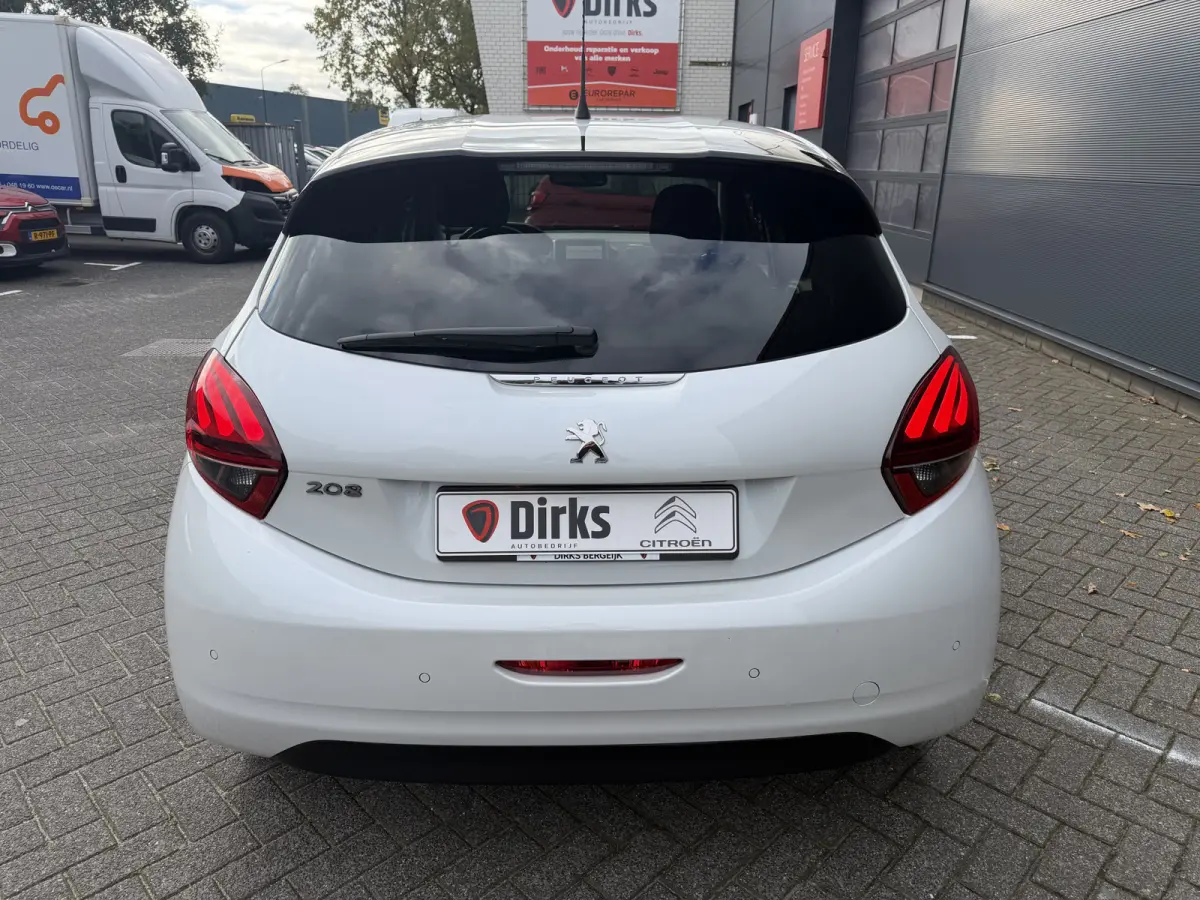 110pk Allure (Automatische Airco - Navigatie - Apple Carplay - Parkersensoren - Lichtmetalen velgen)