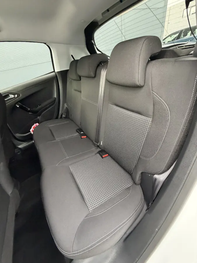 110pk Allure (Automatische Airco - Navigatie - Apple Carplay - Parkersensoren - Lichtmetalen velgen)