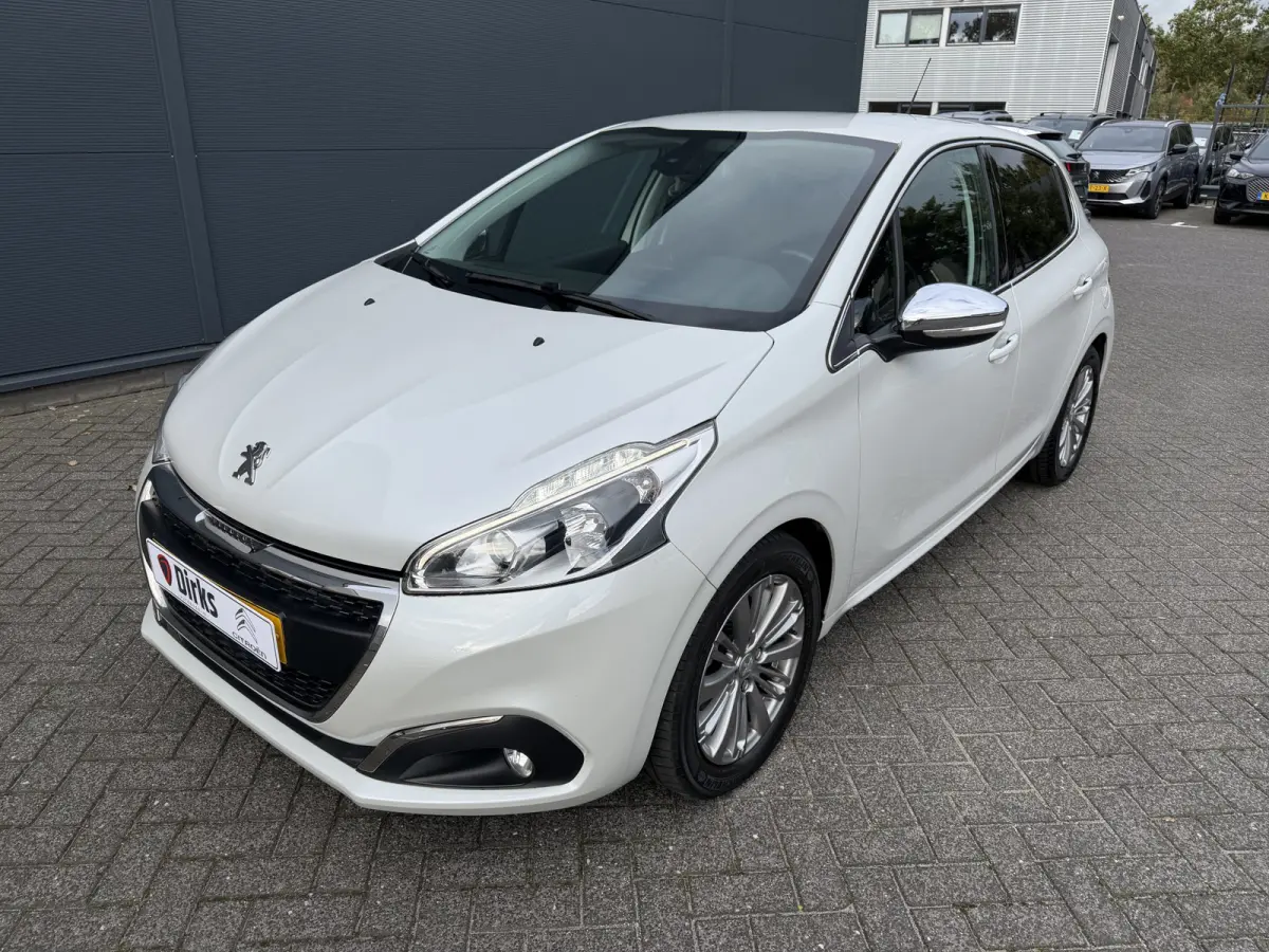 110pk Allure (Automatische Airco - Navigatie - Apple Carplay - Parkersensoren - Lichtmetalen velgen)