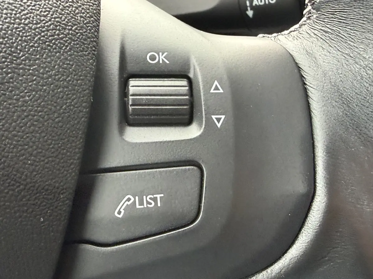 110pk Allure (Automatische Airco - Navigatie - Apple Carplay - Parkersensoren - Lichtmetalen velgen)
