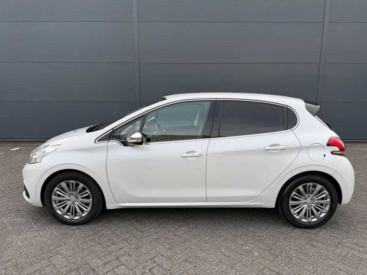 110pk Allure (Automatische Airco - Navigatie - Apple Carplay - Parkersensoren - Lichtmetalen velgen)