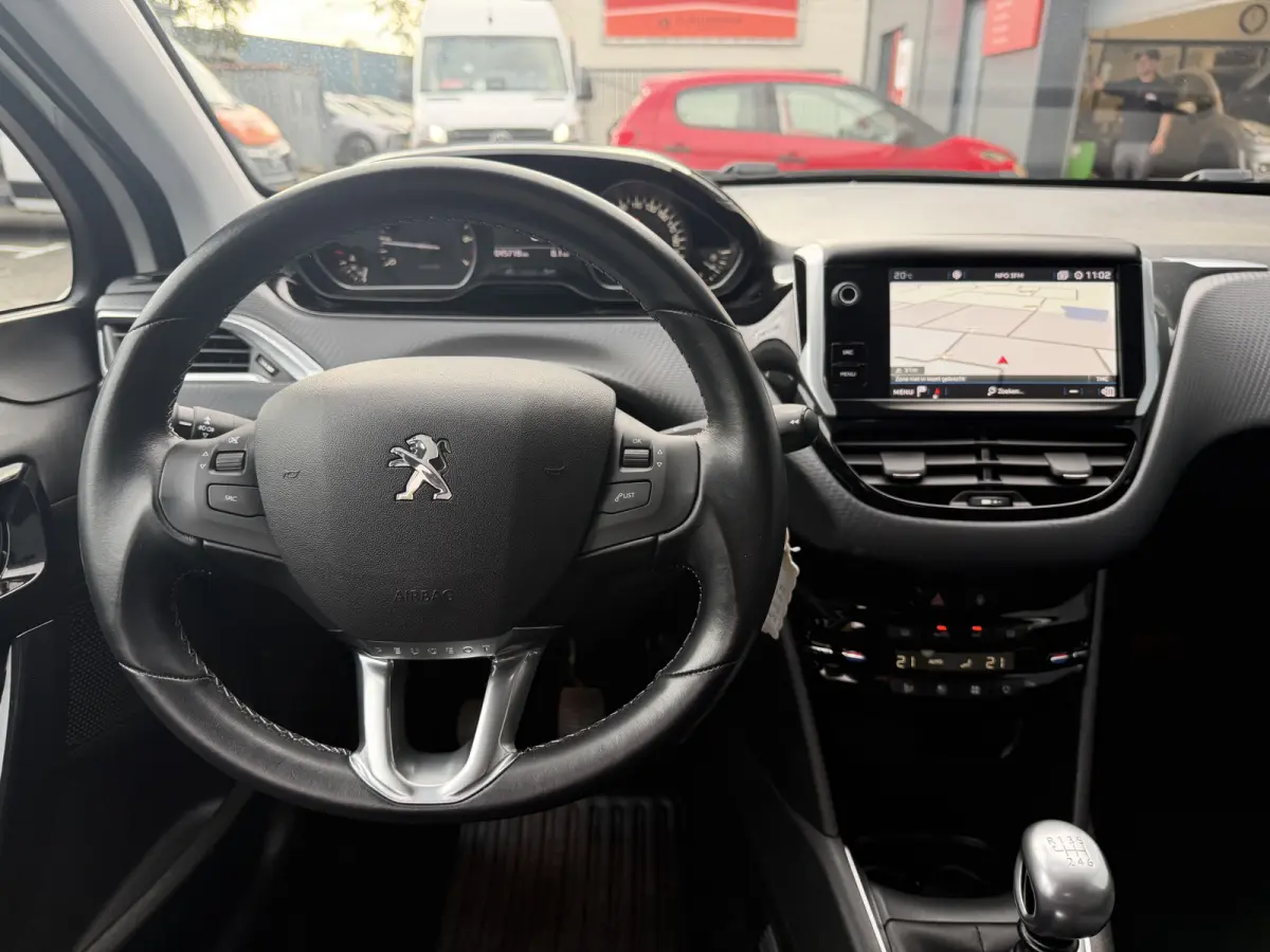 110pk Allure (Automatische Airco - Navigatie - Apple Carplay - Parkersensoren - Lichtmetalen velgen)