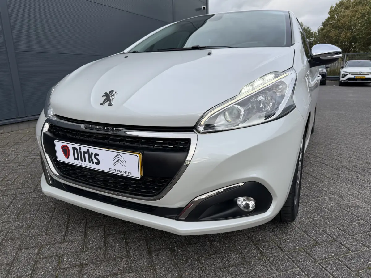 110pk Allure (Automatische Airco - Navigatie - Apple Carplay - Parkersensoren - Lichtmetalen velgen)