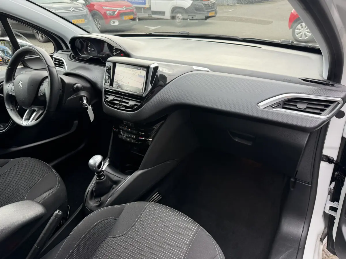 110pk Allure (Automatische Airco - Navigatie - Apple Carplay - Parkersensoren - Lichtmetalen velgen)