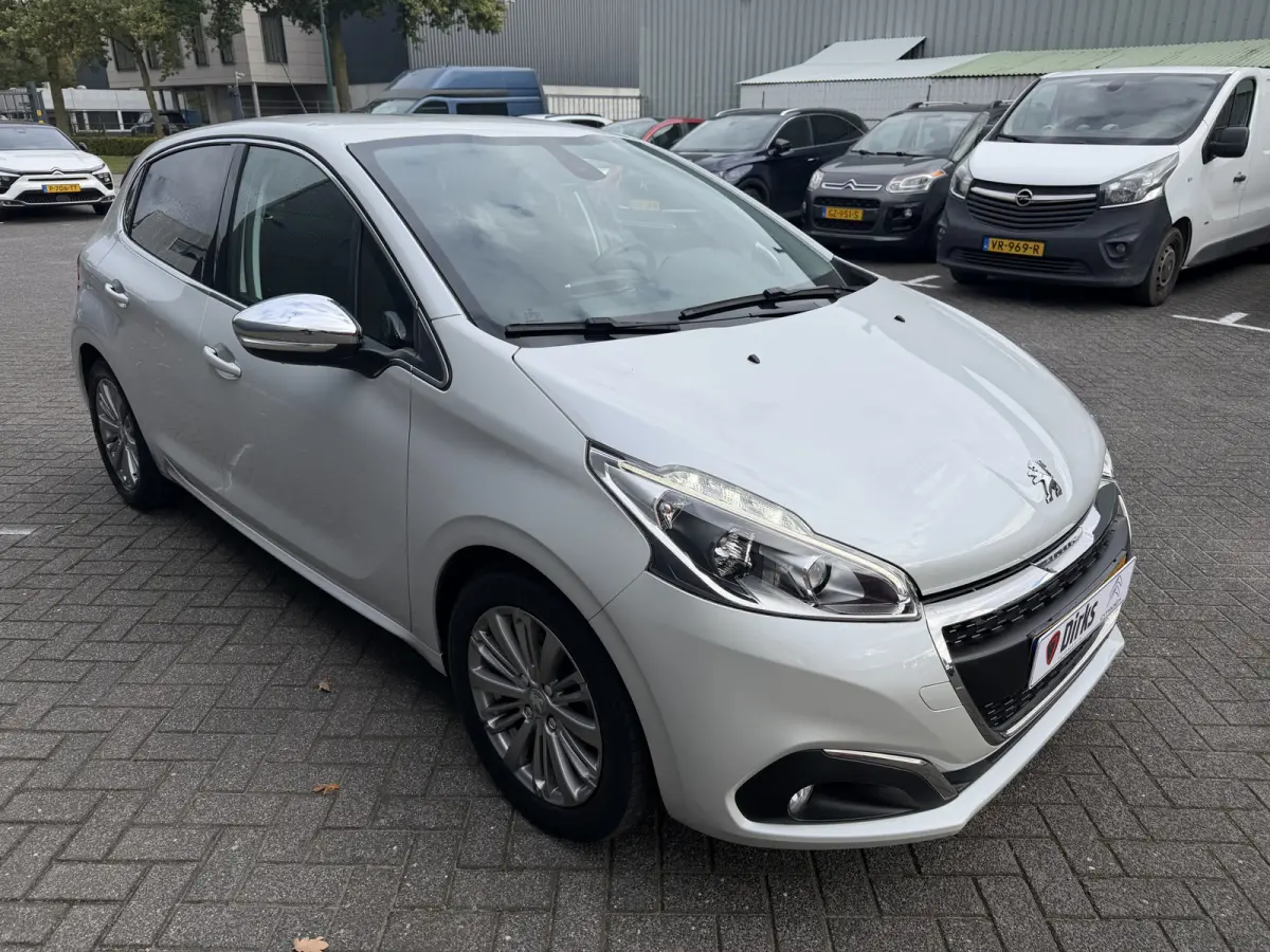 110pk Allure (Automatische Airco - Navigatie - Apple Carplay - Parkersensoren - Lichtmetalen velgen)