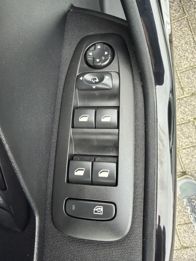 110pk Allure (Automatische Airco - Navigatie - Apple Carplay - Parkersensoren - Lichtmetalen velgen)