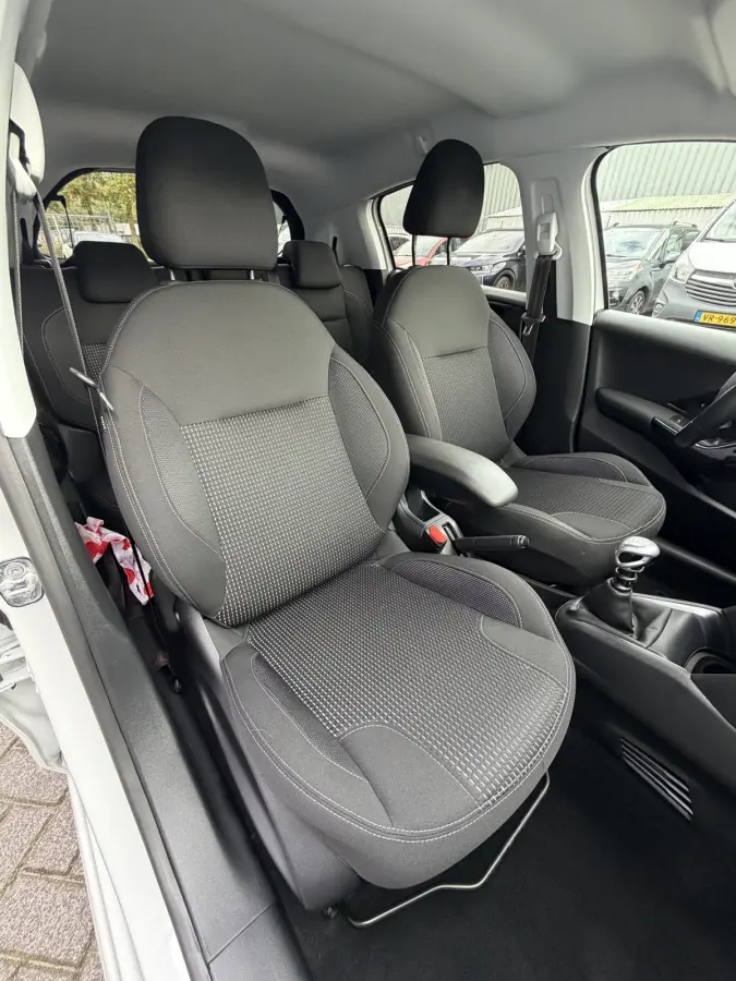 110pk Allure (Automatische Airco - Navigatie - Apple Carplay - Parkersensoren - Lichtmetalen velgen)