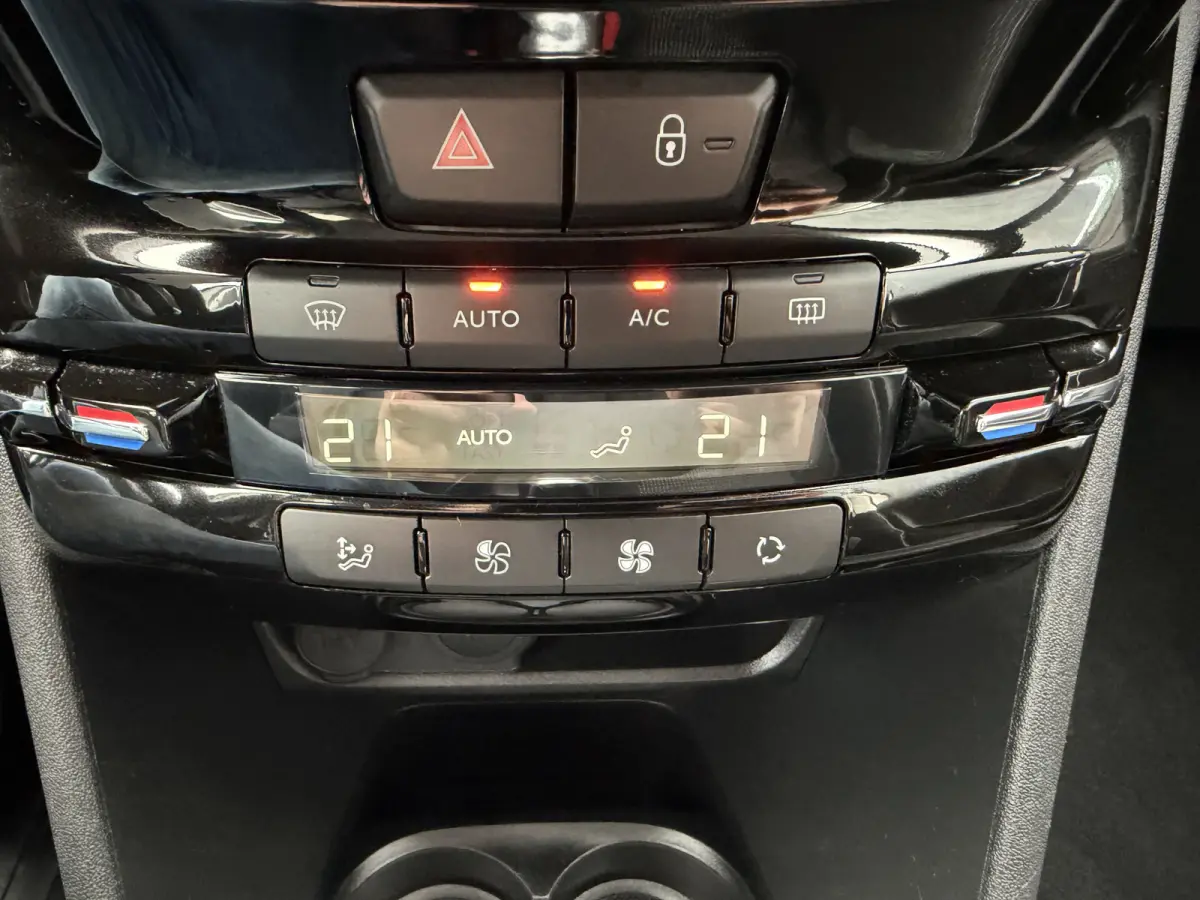 110pk Allure (Automatische Airco - Navigatie - Apple Carplay - Parkersensoren - Lichtmetalen velgen)