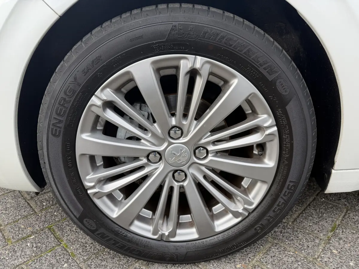 110pk Allure (Automatische Airco - Navigatie - Apple Carplay - Parkersensoren - Lichtmetalen velgen)