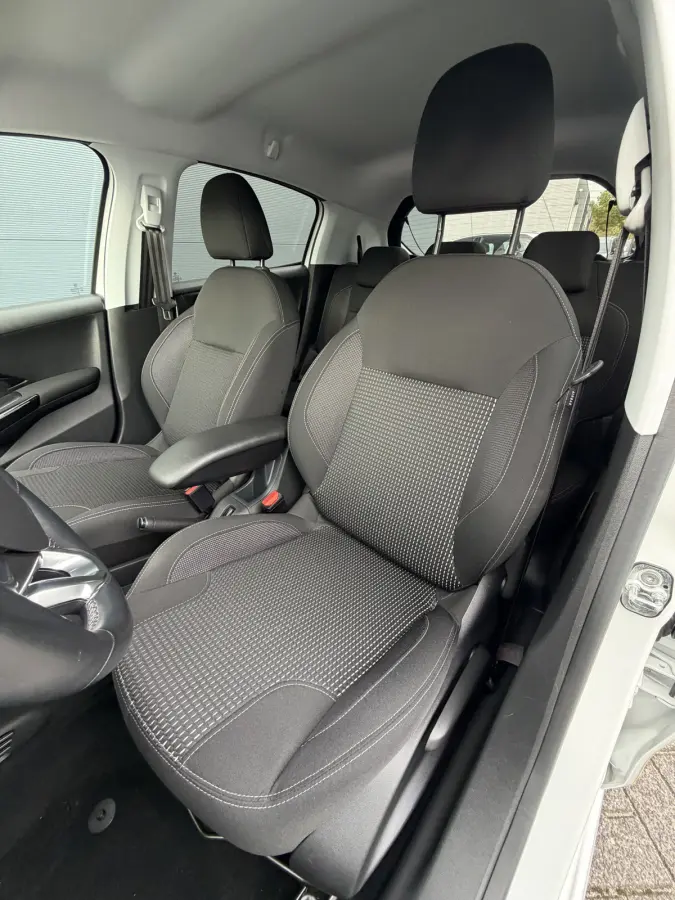110pk Allure (Automatische Airco - Navigatie - Apple Carplay - Parkersensoren - Lichtmetalen velgen)