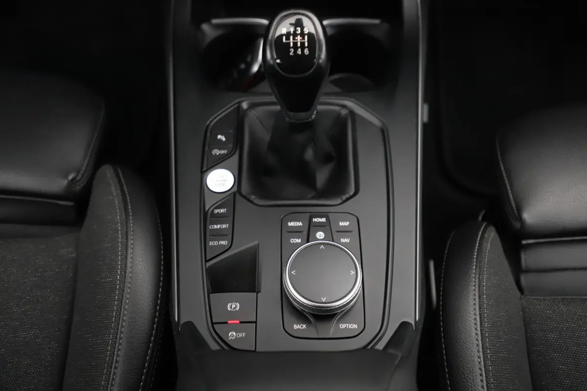 116i Lesauto ! Sportstoelen Navigatie LED Carplay Android Parkeersensoren Climate Cruise Control LMV