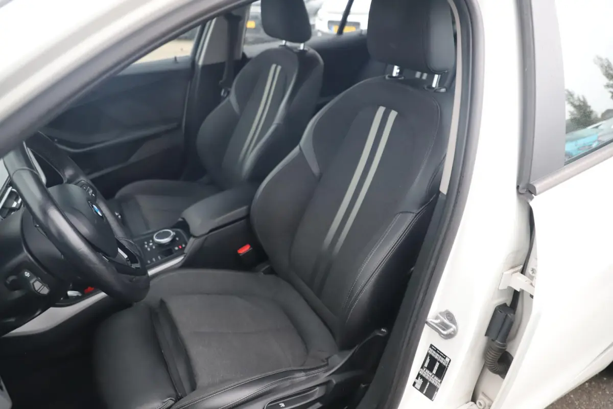 116i Lesauto ! Sportstoelen Navigatie LED Carplay Android Parkeersensoren Climate Cruise Control LMV