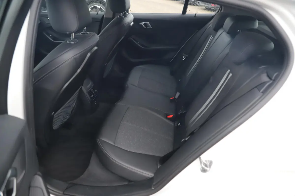 116i Lesauto ! Sportstoelen Navigatie LED Carplay Android Parkeersensoren Climate Cruise Control LMV
