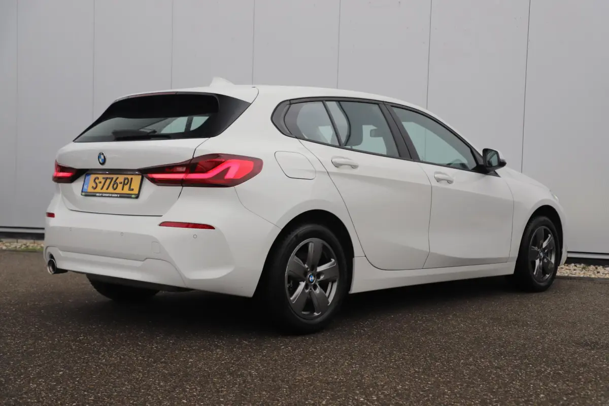 116i Lesauto ! Sportstoelen Navigatie LED Carplay Android Parkeersensoren Climate Cruise Control LMV