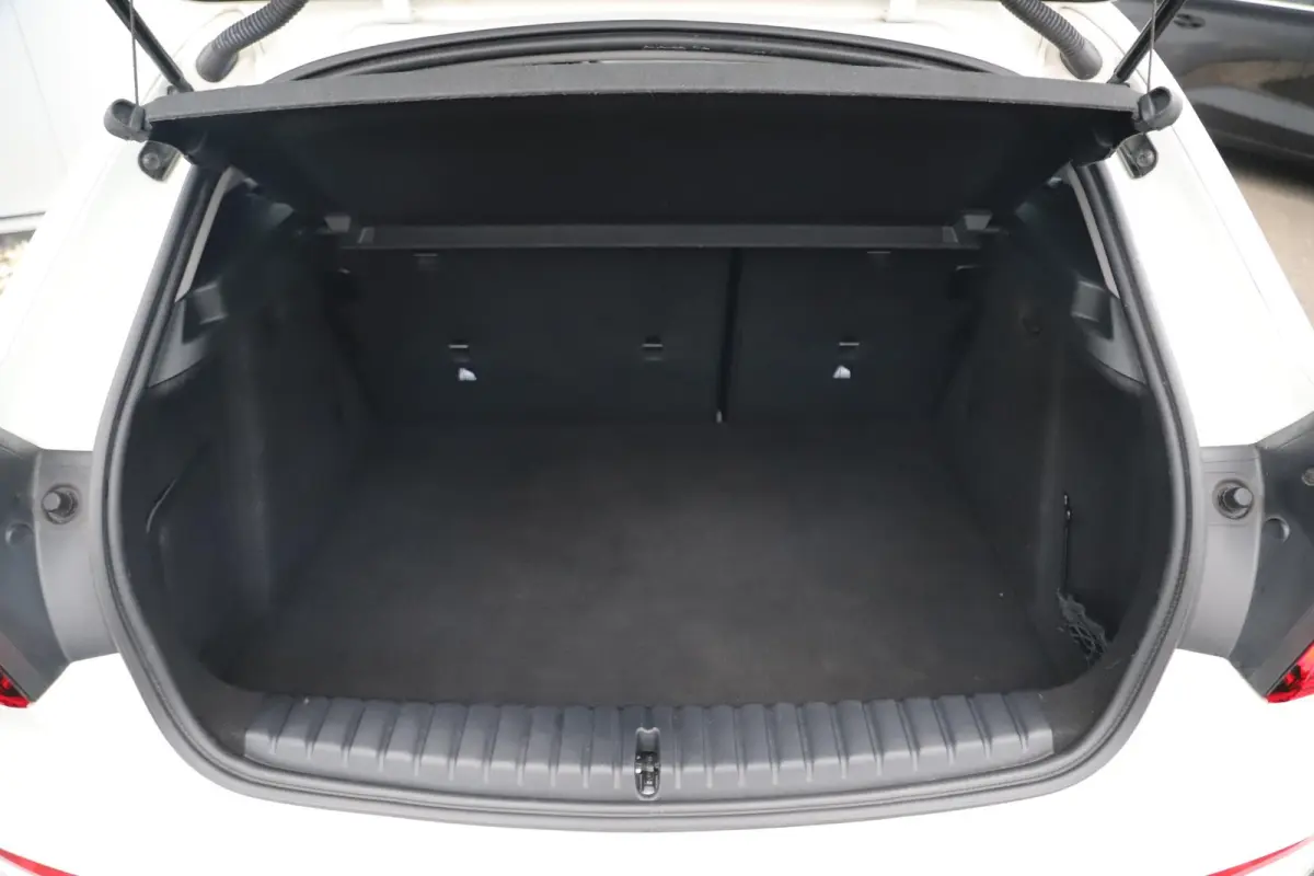 116i Lesauto ! Sportstoelen Navigatie LED Carplay Android Parkeersensoren Climate Cruise Control LMV