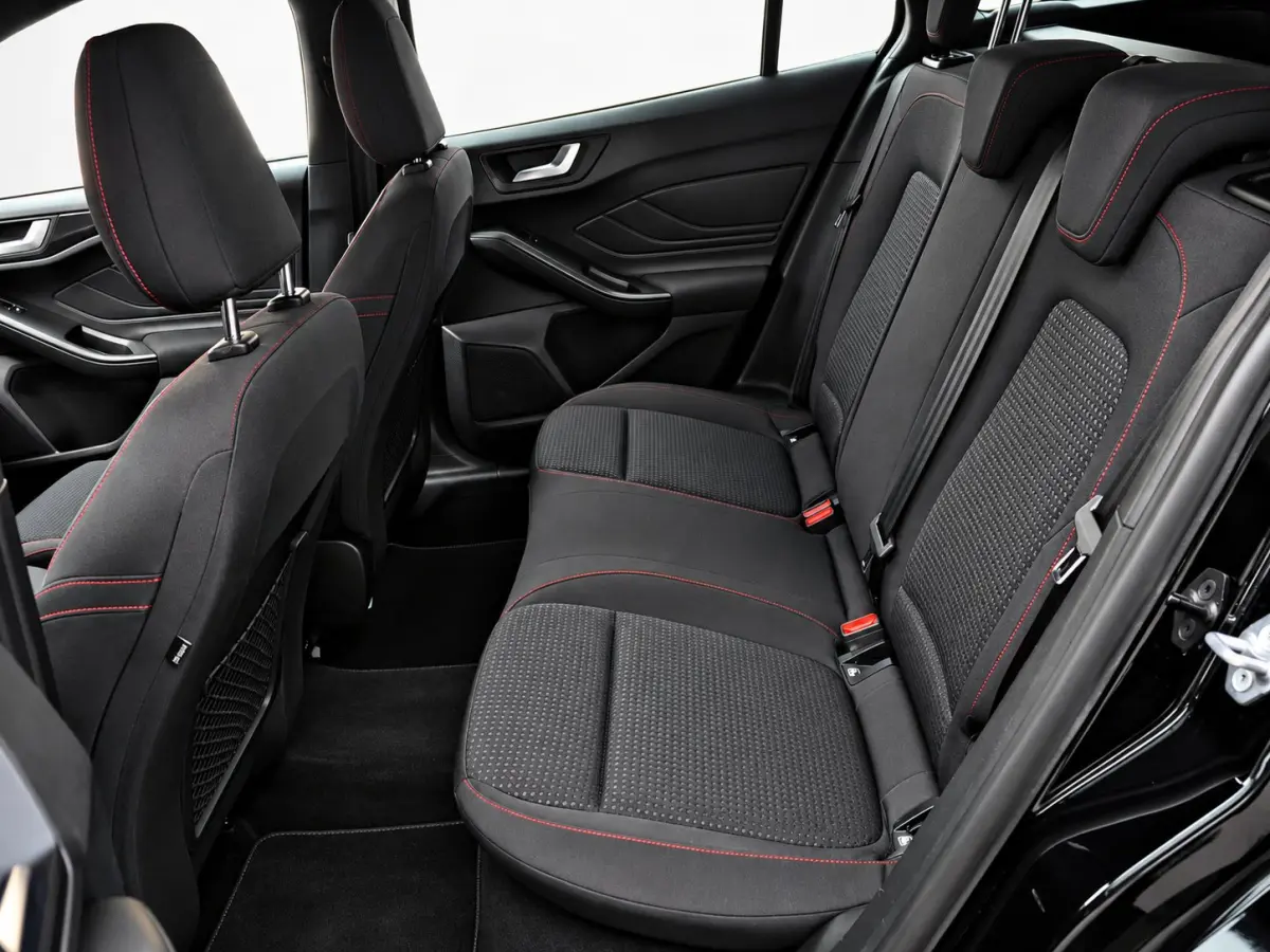 1.5 EcoBoost 150pk ST Line Automaat | Technology Pack | Stoelverwaming | 18" LMV | Privacy Glass |