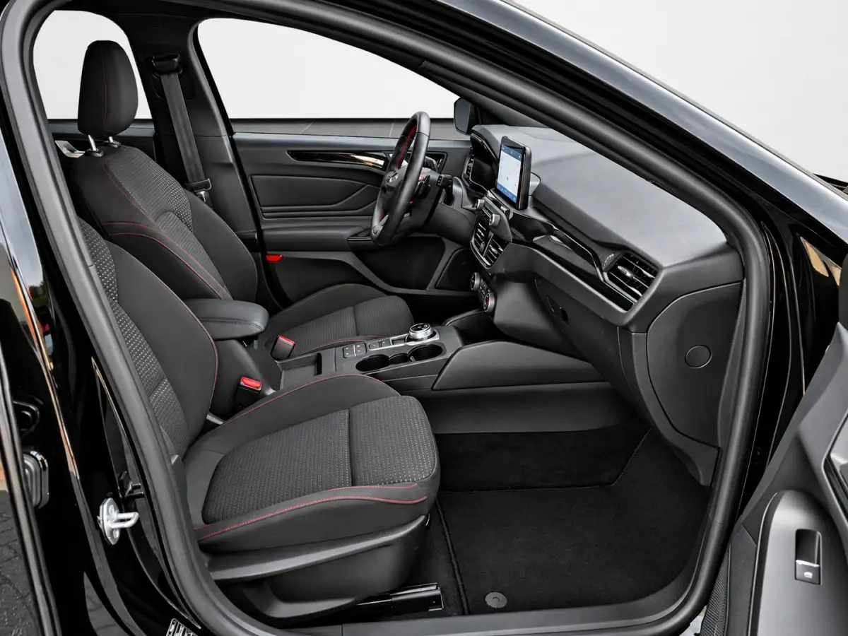 1.5 EcoBoost 150pk ST Line Automaat | Technology Pack | Stoelverwaming | 18" LMV | Privacy Glass |
