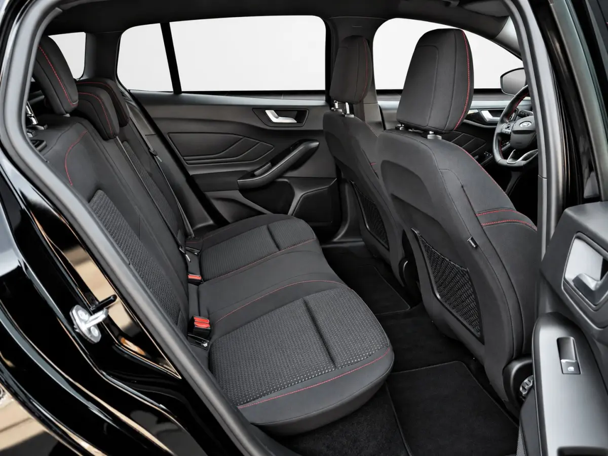 1.5 EcoBoost 150pk ST Line Automaat | Technology Pack | Stoelverwaming | 18" LMV | Privacy Glass |
