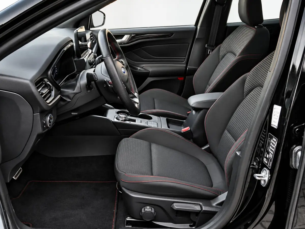 1.5 EcoBoost 150pk ST Line Automaat | Technology Pack | Stoelverwaming | 18" LMV | Privacy Glass |