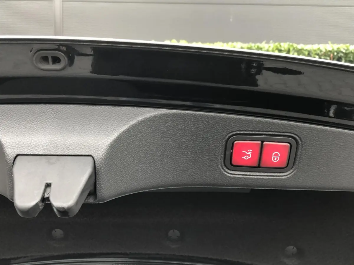 200, FACELIFT MODEL, PANORAMADAK, BURMESTER, ELEKTRISCHE STOELEN, LEDER, ECC AIRCO, CRUISE, STOELVERWARMING, STOELKOELING, APPLE CARPLAY