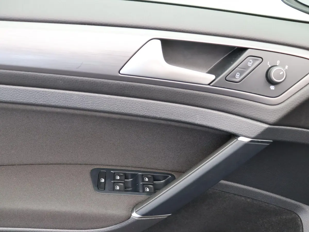 E-DITION | 91,3 % SOH | Stoelverwarming | Navigatie |  DAB-radio | Climate control | Sensoren voor en achter | Led verlichting | Lichtmetalen velg |