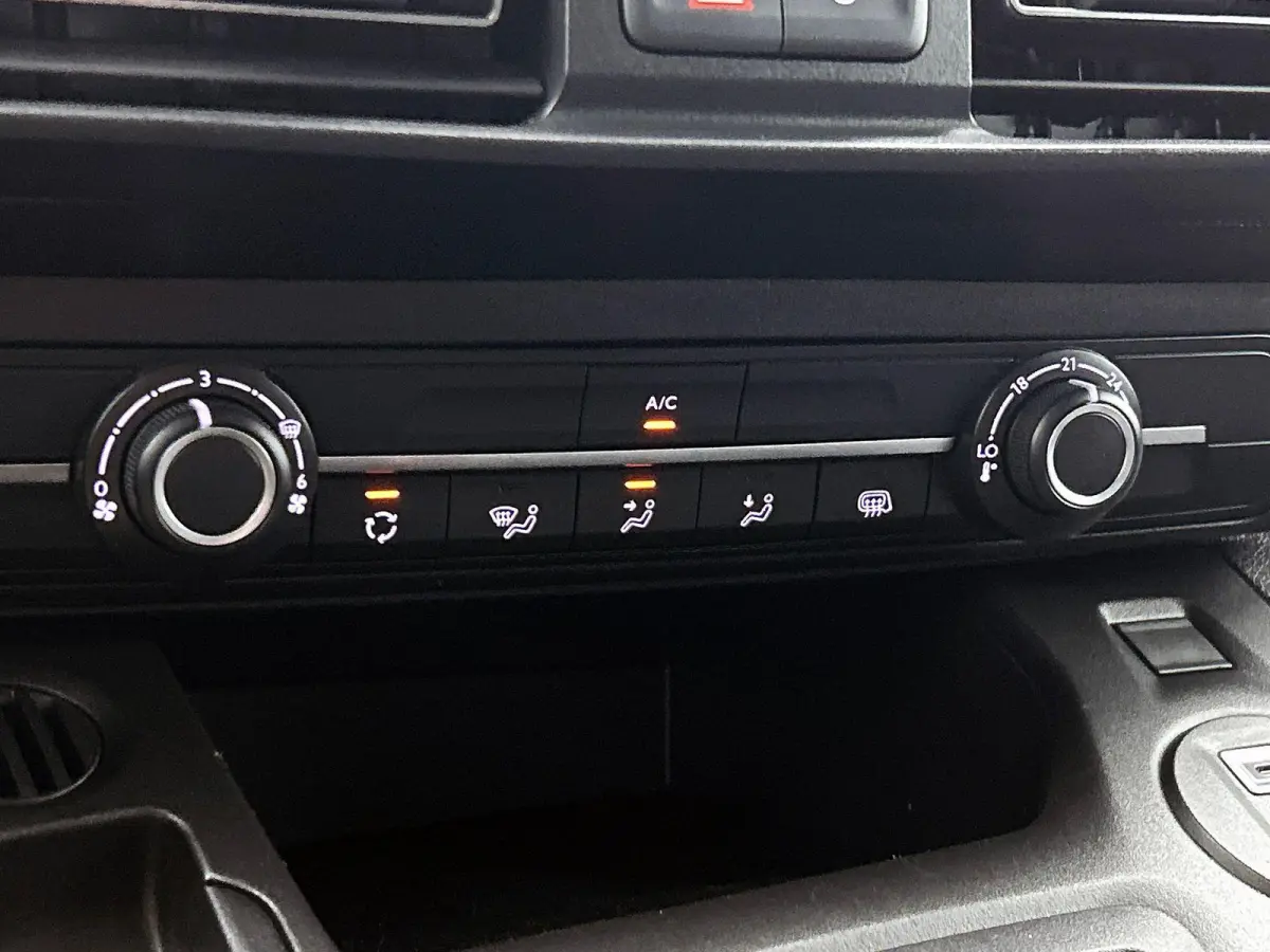 1.5 BlueHDi 130pk L2 Automaat Apple Carplay / Android Auto Navigatie Trekhaak Airco Camera Cruise Control Parkeersensoren V+A DAB