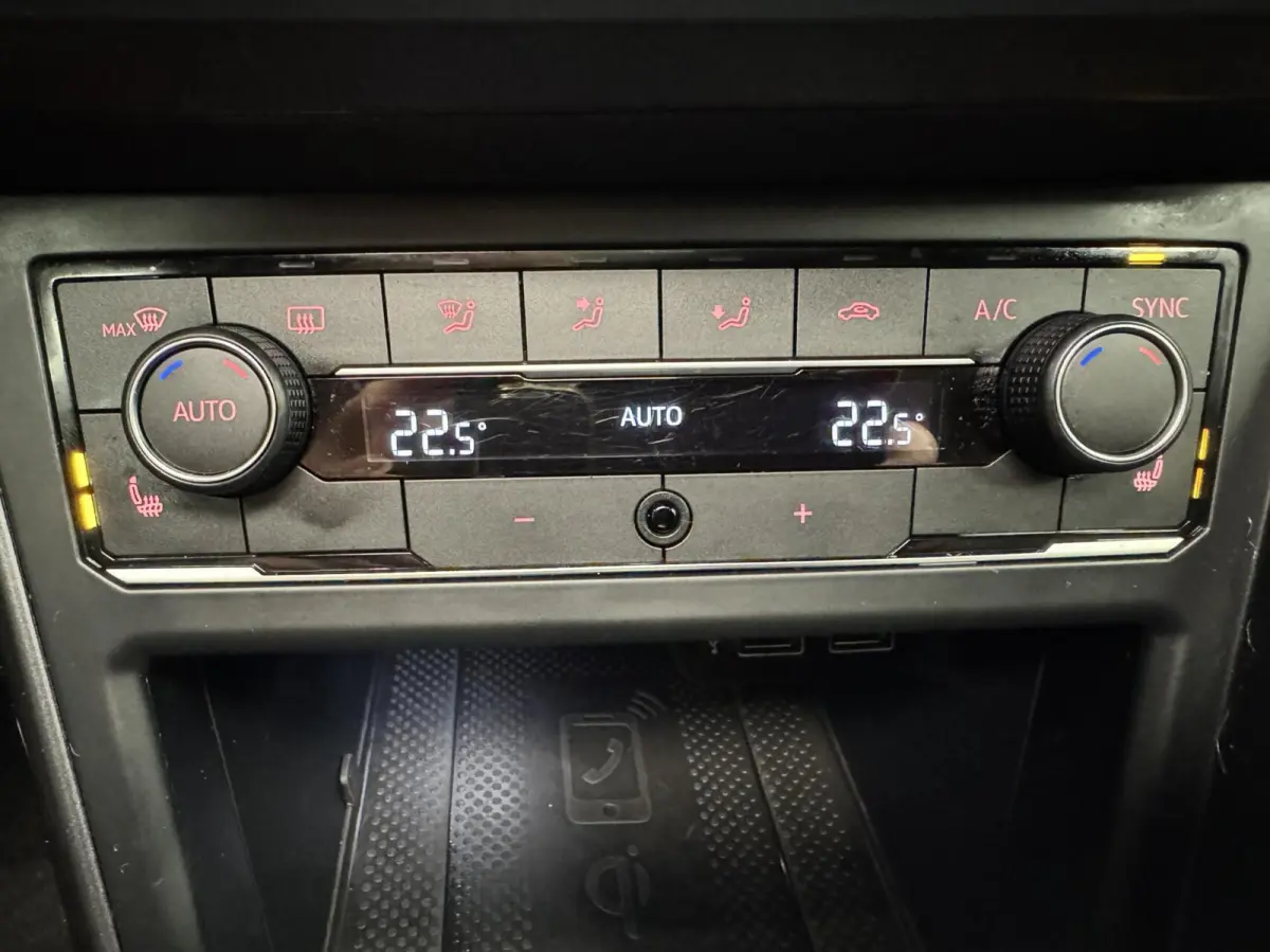 1.6 TDi R-Line Automaat-Adapt.Cr.contr-Navigatie-Clima-Camera-CarPlay-Stoelverwarming-Parkeersensoren-Panoramadak-Lm16''velgen-Virtual Cockpit