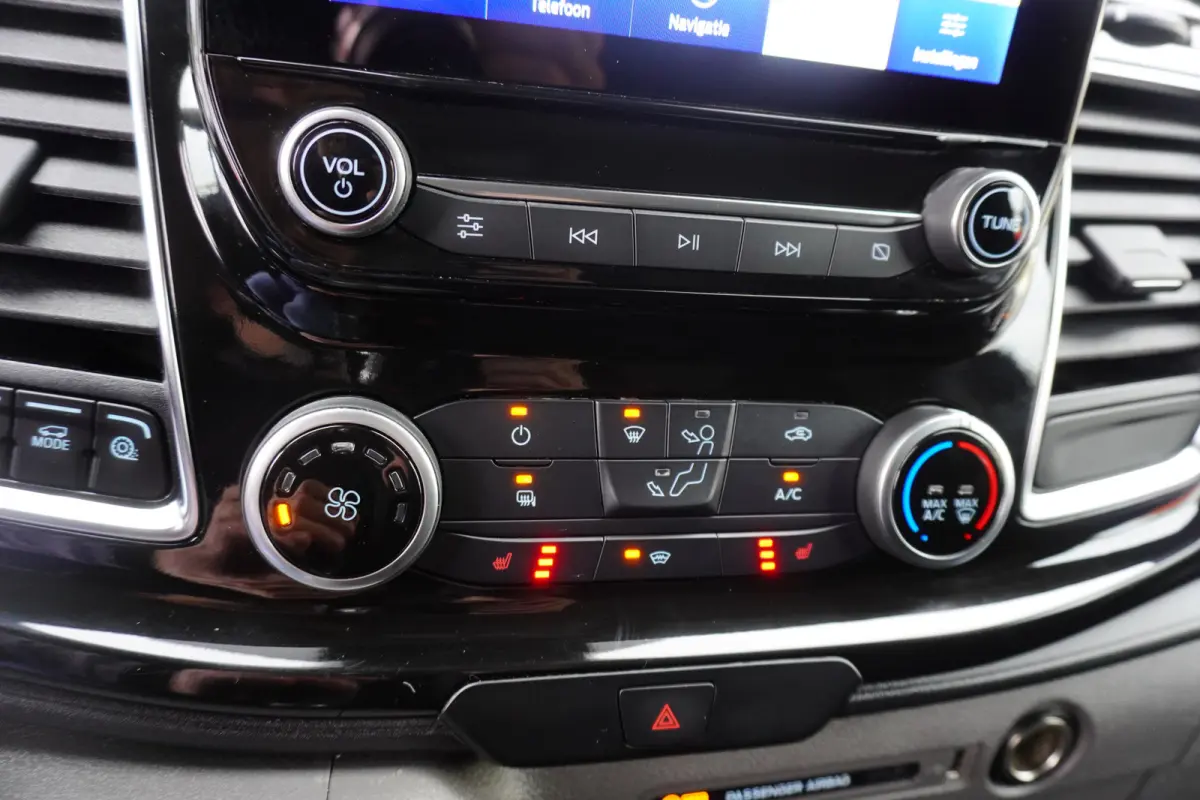 300 170pk Automaat L2H1 Limited Apple Carplay Camera Parkeersensoren Trekhaak Cruise control Steolverwarming