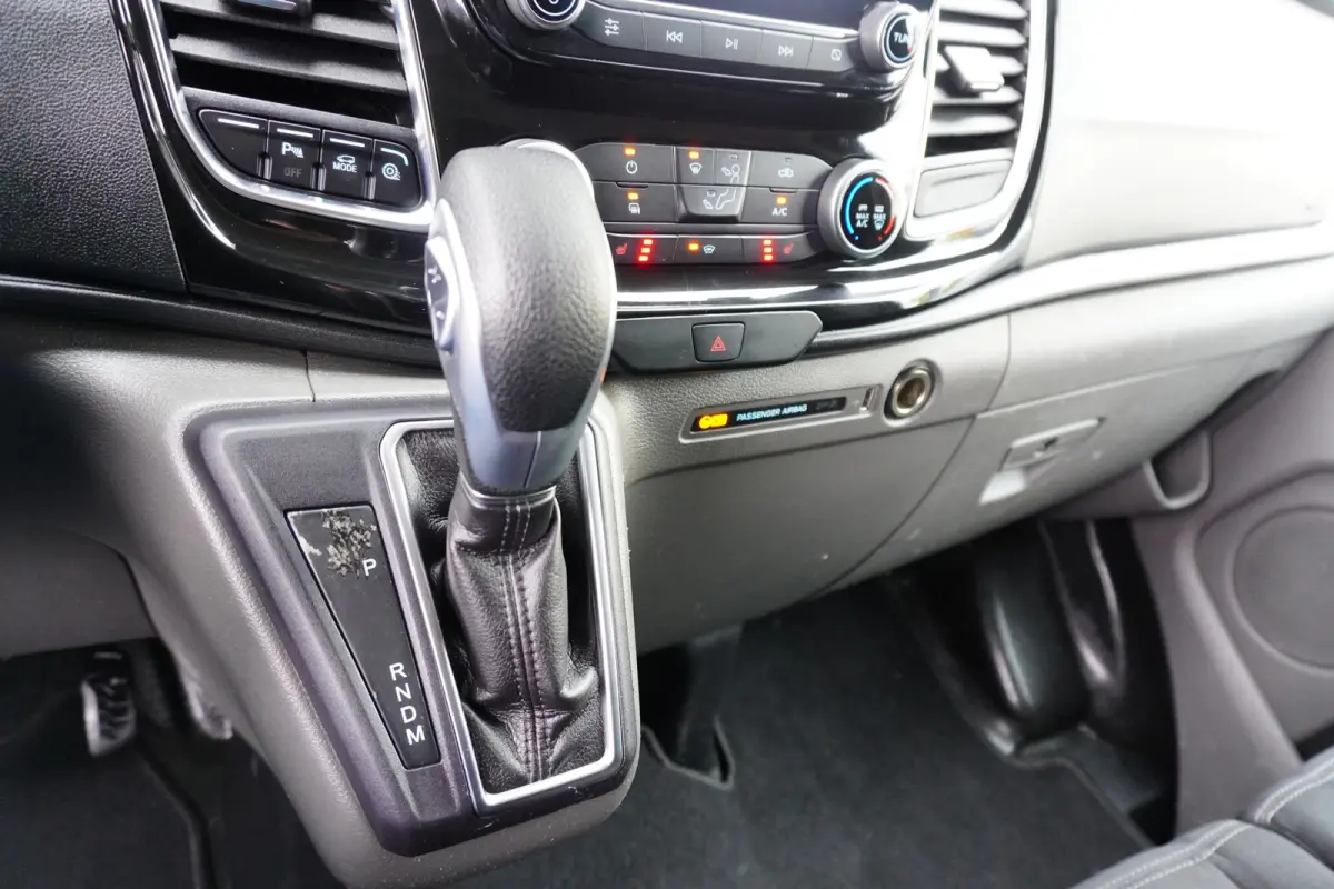 300 170pk Automaat L2H1 Limited Apple Carplay Camera Parkeersensoren Trekhaak Cruise control Steolverwarming