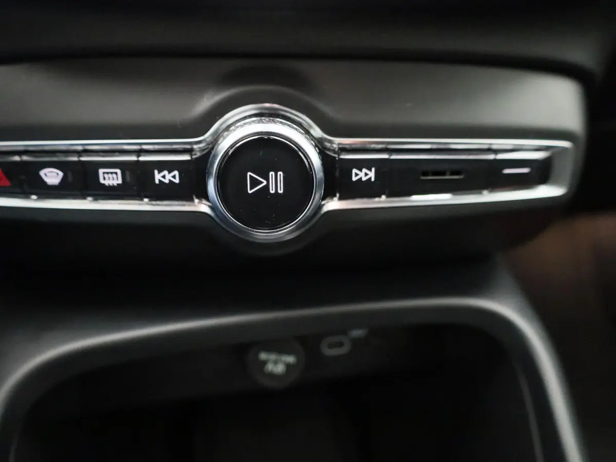Core | APPLE/ANDROID CARPLAY | LICHTMETALEN VELGEN | LED KOPLAMPEN | NAVIGATIESYSTEEM | 12 MAANDEN BOVAG GARANTIE |