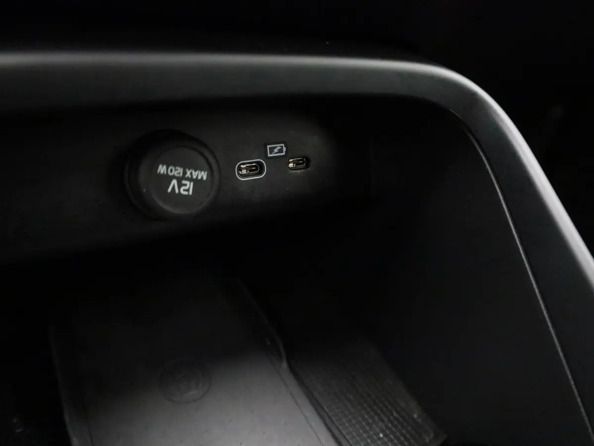 Core | APPLE/ANDROID CARPLAY | LICHTMETALEN VELGEN | LED KOPLAMPEN | NAVIGATIESYSTEEM | 12 MAANDEN BOVAG GARANTIE |