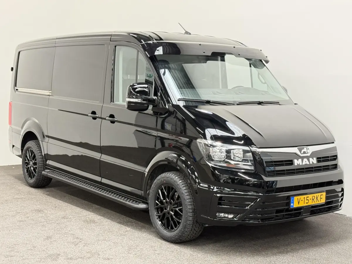 2.0 TDI L3H2 Black Edition Automaat Apple CarPlay Adaptive Cruise Control Stoelverwarming Camera Navigatie Lichtmetalen Velgen Sidesteps Airco