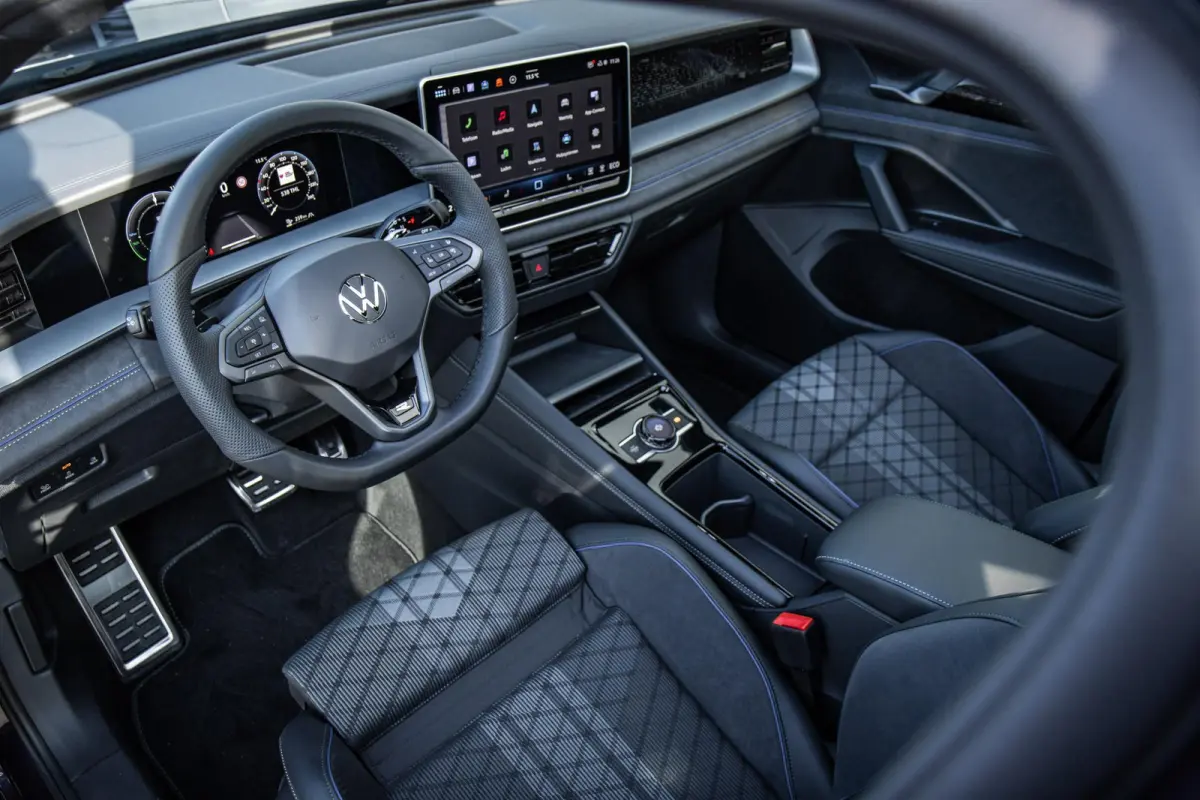 1.5 eHybrid 204pk DSG R-Line Edition | Panoramadak | Trekhaak | Black Style | Massage