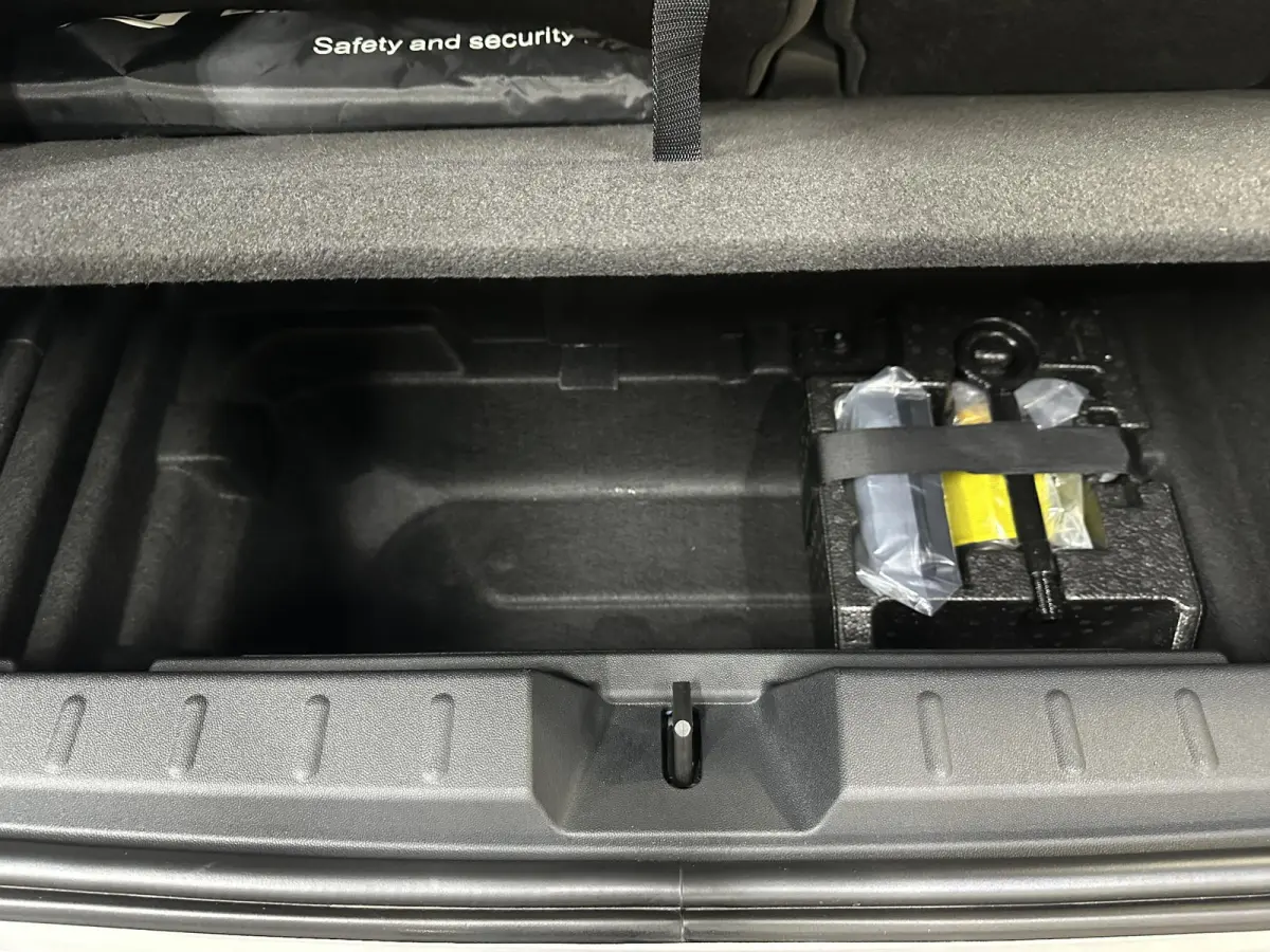 3-Deurs SE Essential 54.2 kWh 218pk | Camera | Navi | Carplay | Dodehoekdetectie | 17'' LM