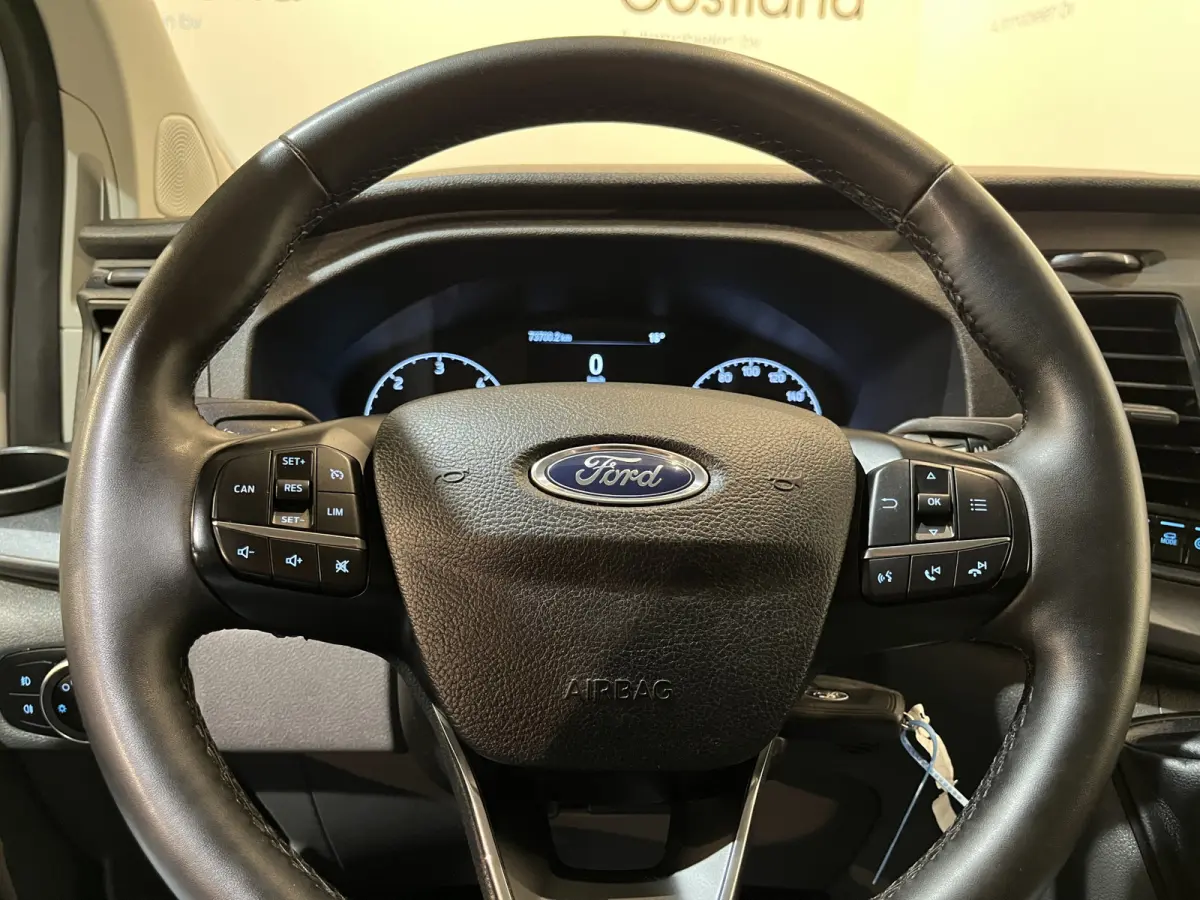 300 2.0 TDCI L2H1 Trend / Servicebus / Bott Inrichting / Euro 6 / Airco / CarPlay / Camera / Cruise Control / Navigatie / 3-Zits / 74.000 KM !!