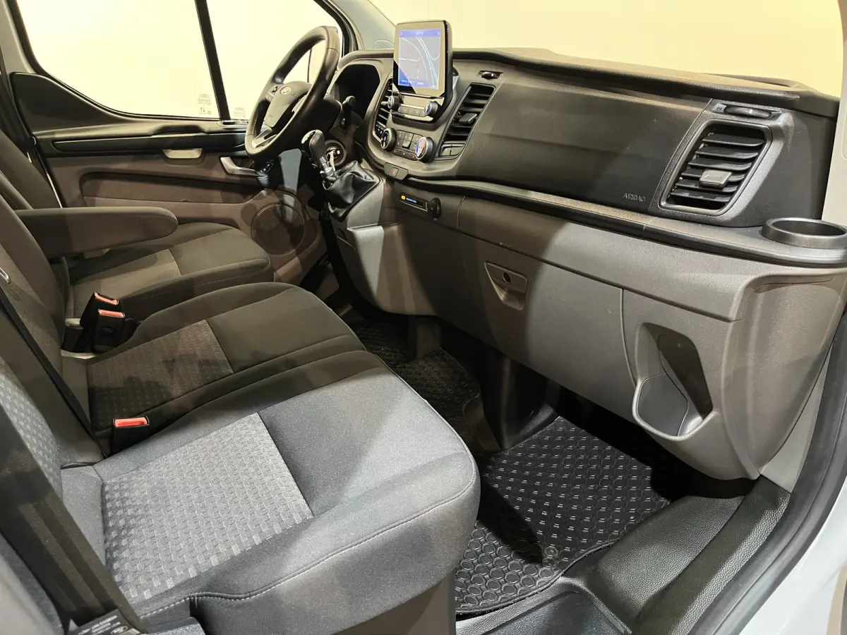 300 2.0 TDCI L2H1 Trend / Servicebus / Bott Inrichting / Euro 6 / Airco / CarPlay / Camera / Cruise Control / Navigatie / 3-Zits / 74.000 KM !!
