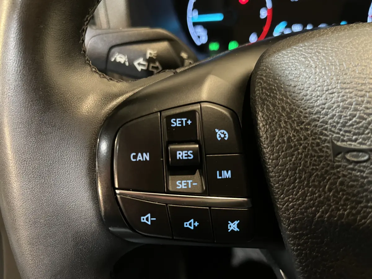 300 2.0 TDCI L2H1 Trend / Servicebus / Bott Inrichting / Euro 6 / Airco / CarPlay / Camera / Cruise Control / Navigatie / 3-Zits / 74.000 KM !!