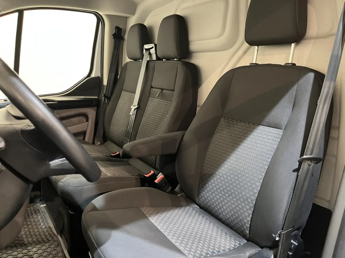300 2.0 TDCI L2H1 Trend / Servicebus / Bott Inrichting / Euro 6 / Airco / CarPlay / Camera / Cruise Control / Navigatie / 3-Zits / 74.000 KM !!