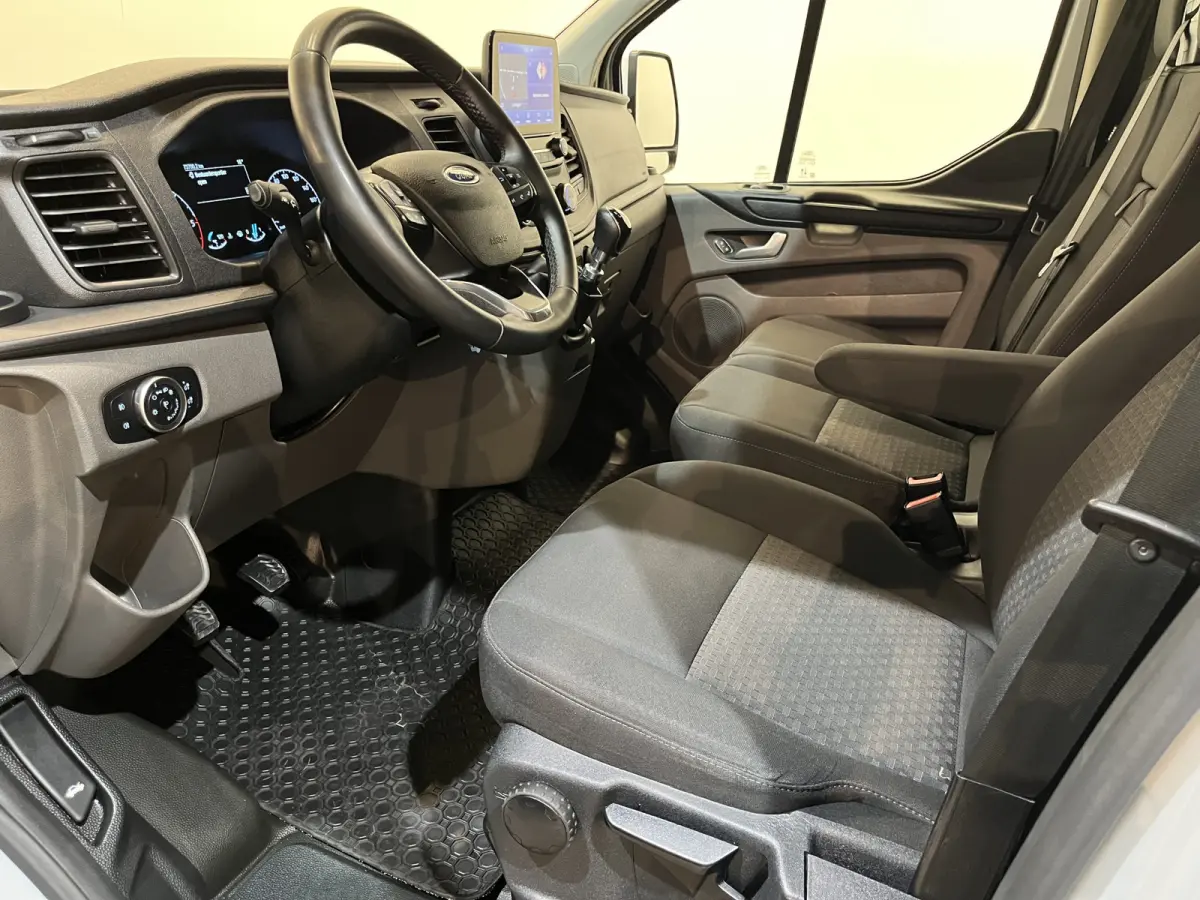 300 2.0 TDCI L2H1 Trend / Servicebus / Bott Inrichting / Euro 6 / Airco / CarPlay / Camera / Cruise Control / Navigatie / 3-Zits / 74.000 KM !!