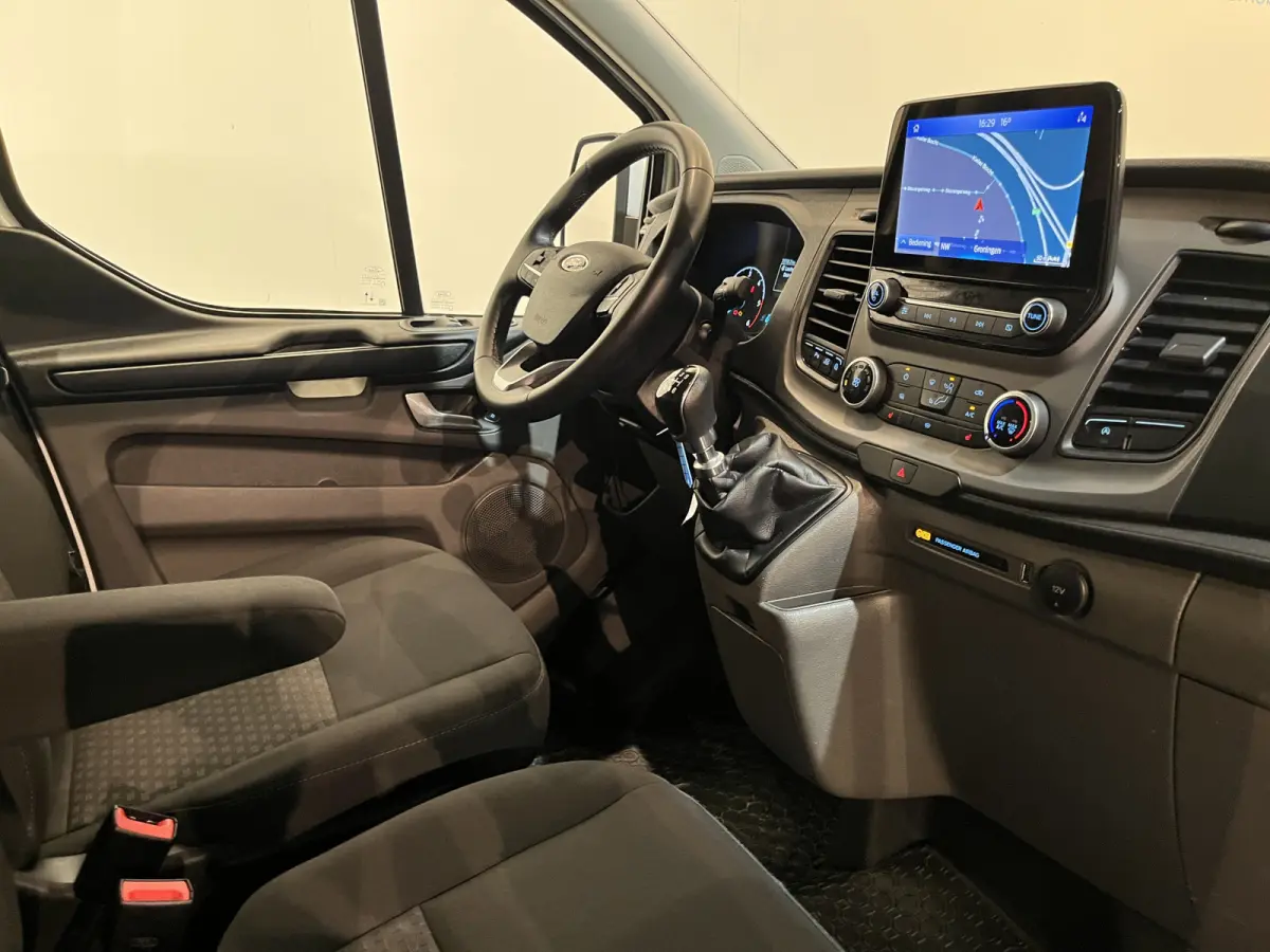 300 2.0 TDCI L2H1 Trend / Servicebus / Bott Inrichting / Euro 6 / Airco / CarPlay / Camera / Cruise Control / Navigatie / 3-Zits / 74.000 KM !!