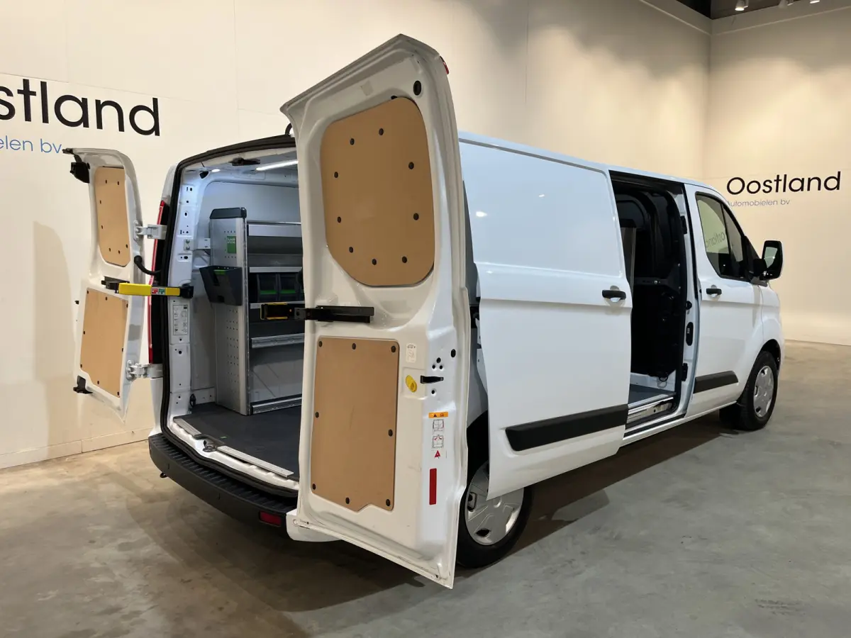 300 2.0 TDCI L2H1 Trend / Servicebus / Bott Inrichting / Euro 6 / Airco / CarPlay / Camera / Cruise Control / Navigatie / 3-Zits / 74.000 KM !!