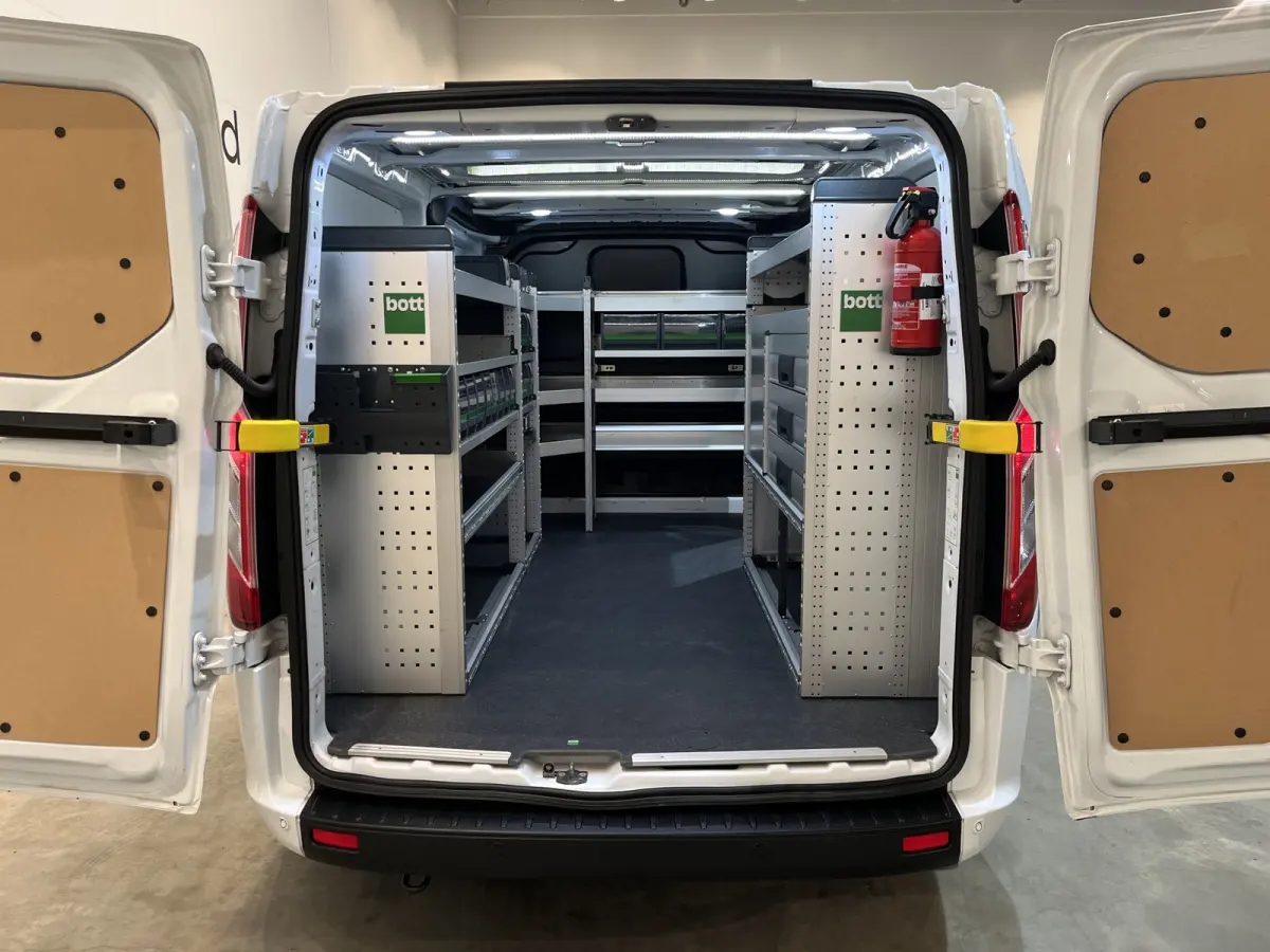 300 2.0 TDCI L2H1 Trend / Servicebus / Bott Inrichting / Euro 6 / Airco / CarPlay / Camera / Cruise Control / Navigatie / 3-Zits / 74.000 KM !!