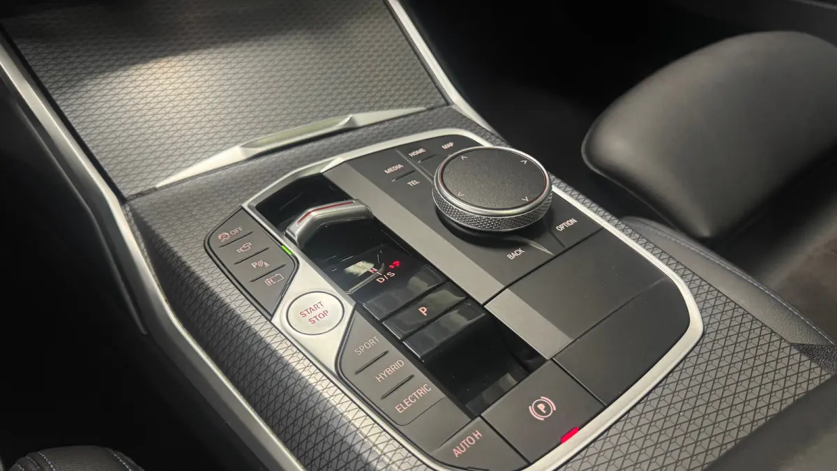 320e 204PK HIGH EXECUTIVE M-SPORT AUTOMAAT LCI / LEDER / CLIMA / PDC / 18" LMV / CAMERA / PANO. DAK / ELEKTR. TREKHAAK / KEYLESS / FULL-LED / WINTERPAKKET / ORG. NL.  !!