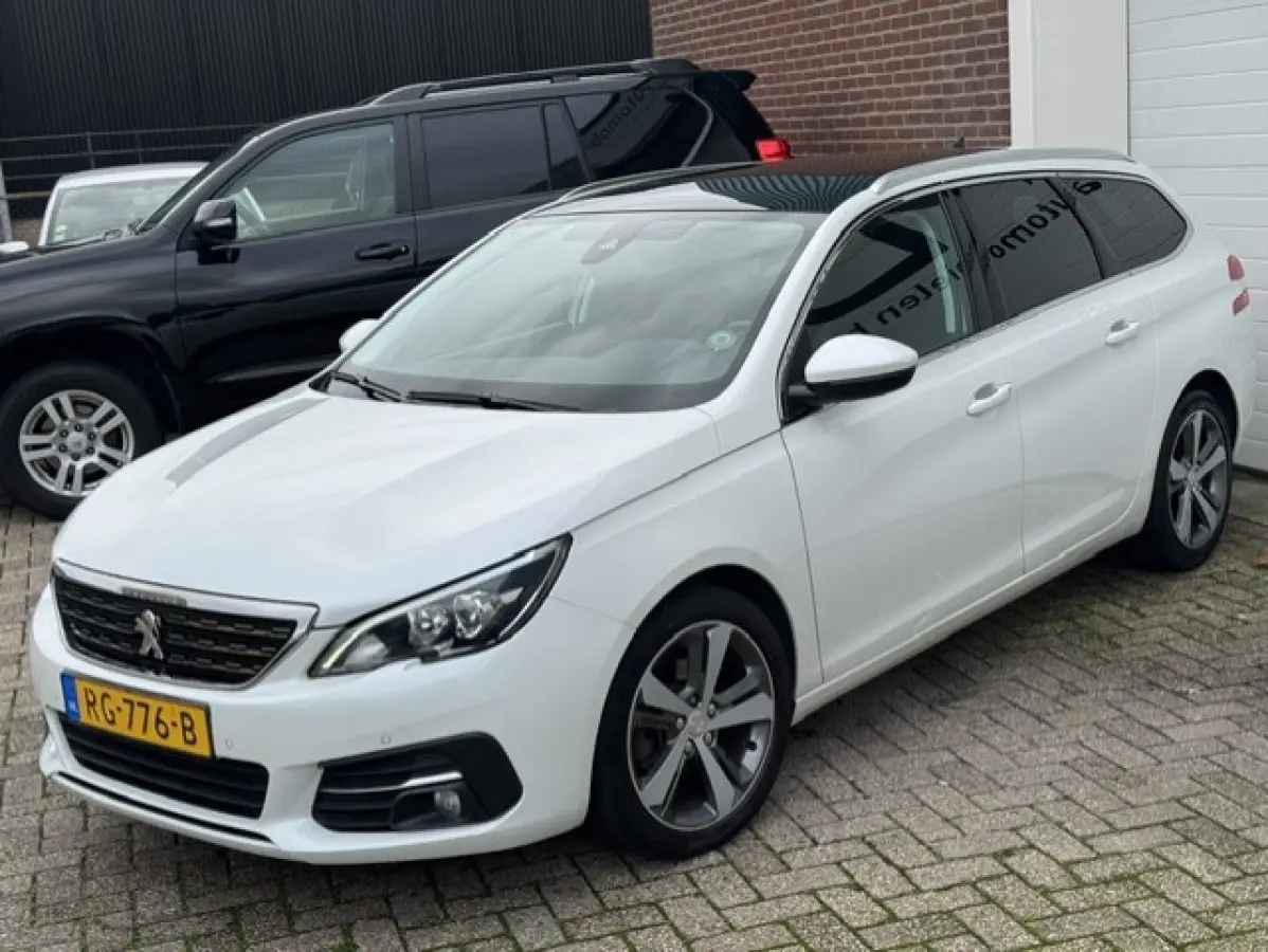 1.2 Premium -Nieuwe Distributie riem-Panoramadak - Origineel Nederlands met NAP - Nieuwe APK - LED - Camera